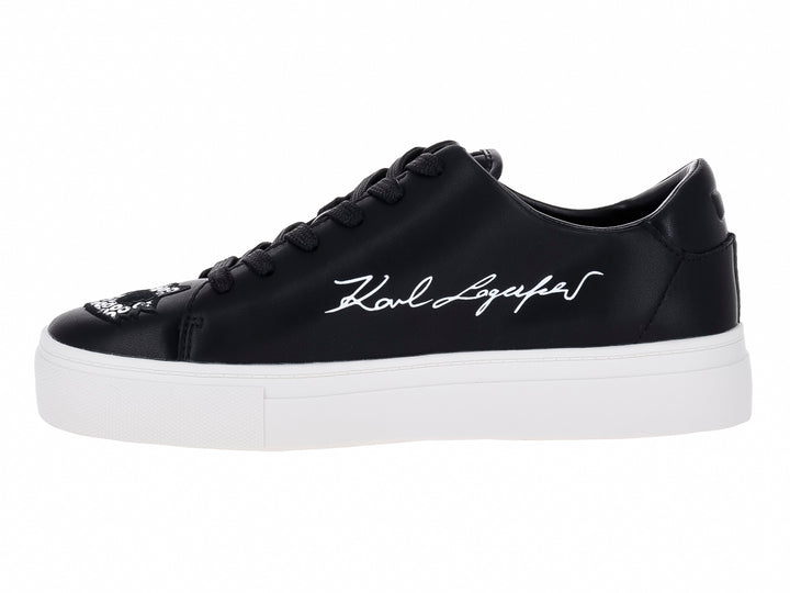 Tenis negros de cuero Karl Lagerfeld con suela blanca y decoraciones de estrellas y letras multicolores en los laterales.