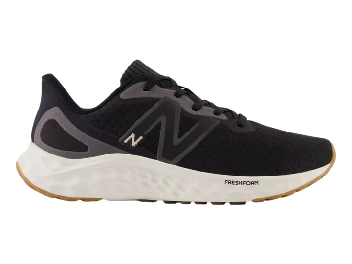 Tenis deportivos New Balance color negro con suela blanca y base café.