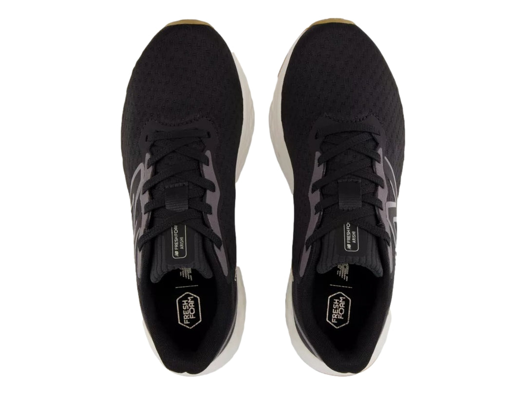 Tenis deportivos New Balance color negro con suela blanca y base café.