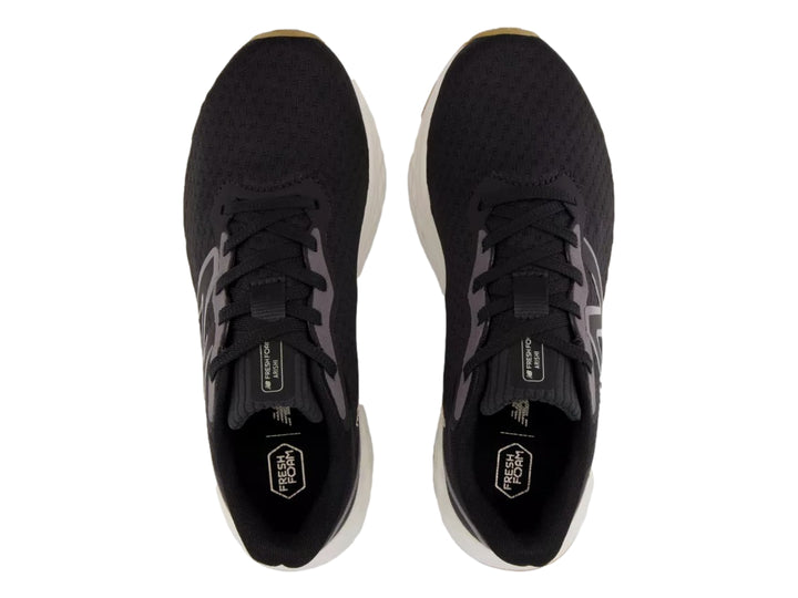 Tenis deportivos New Balance color negro con suela blanca y base café.