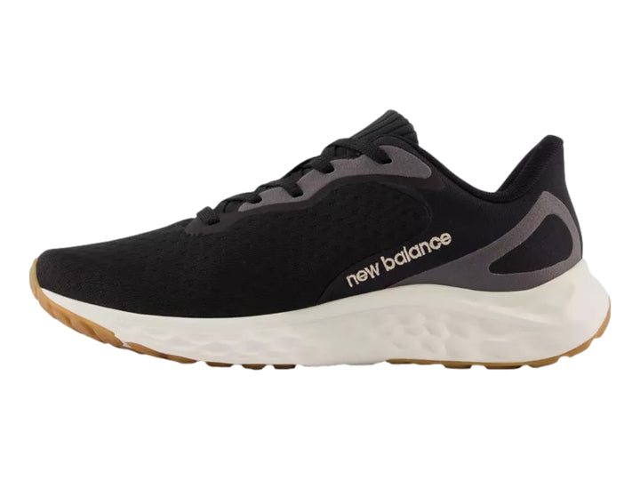 Tenis deportivos New Balance color negro con suela blanca y base café.