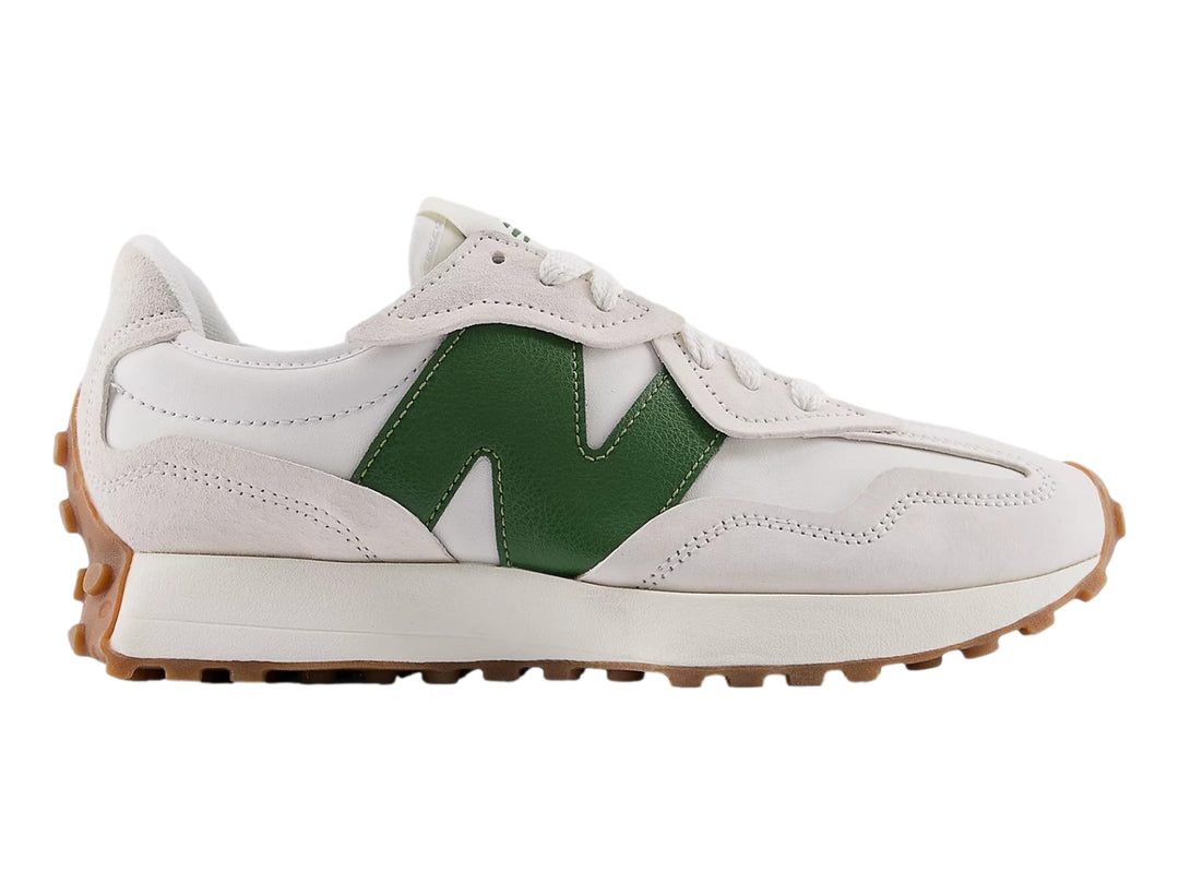 Tenis New Balance 327 en color lino con suela de goma marrón y detalle lateral verde.