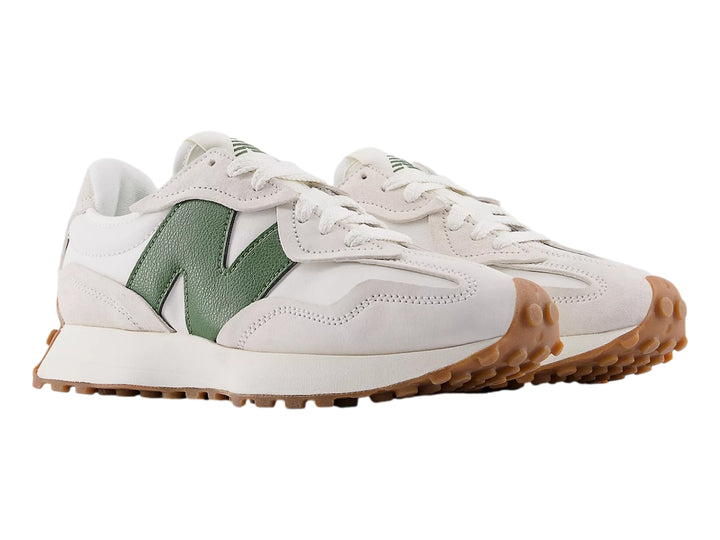 Tenis New Balance 327 en color lino con suela de goma marrón y detalle lateral verde.