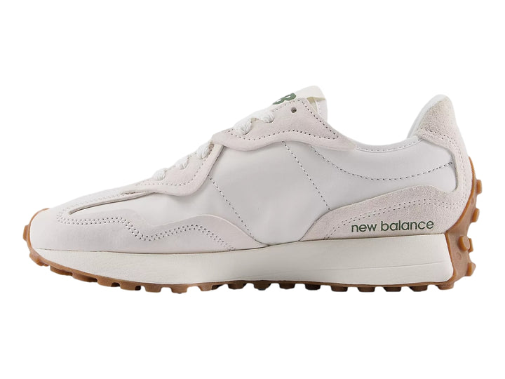 Tenis New Balance 327 en color lino con suela de goma marrón y detalle lateral verde.