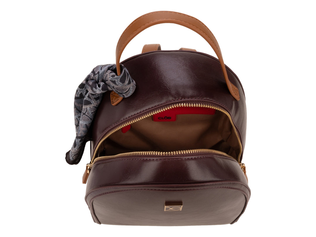 Mochila escolar Cloe color tinto con asa superior y un pañuelo decorativo gris.