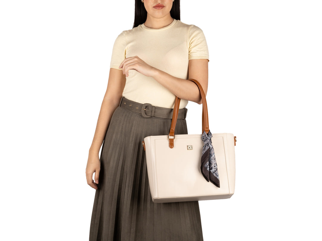 Bolso de hombro Cloe color beige con asas marrones y un pañuelo decorativo anudado en el asa.