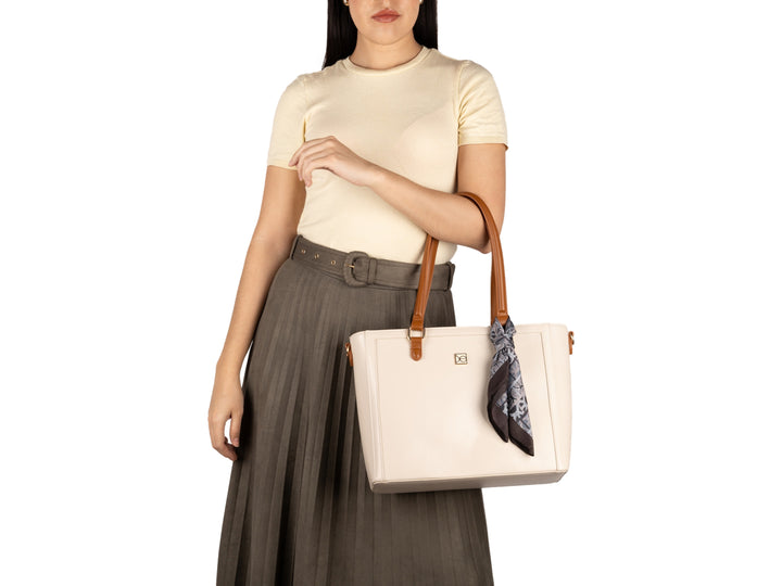 Bolso de hombro Cloe color beige con asas marrones y un pañuelo decorativo anudado en el asa.