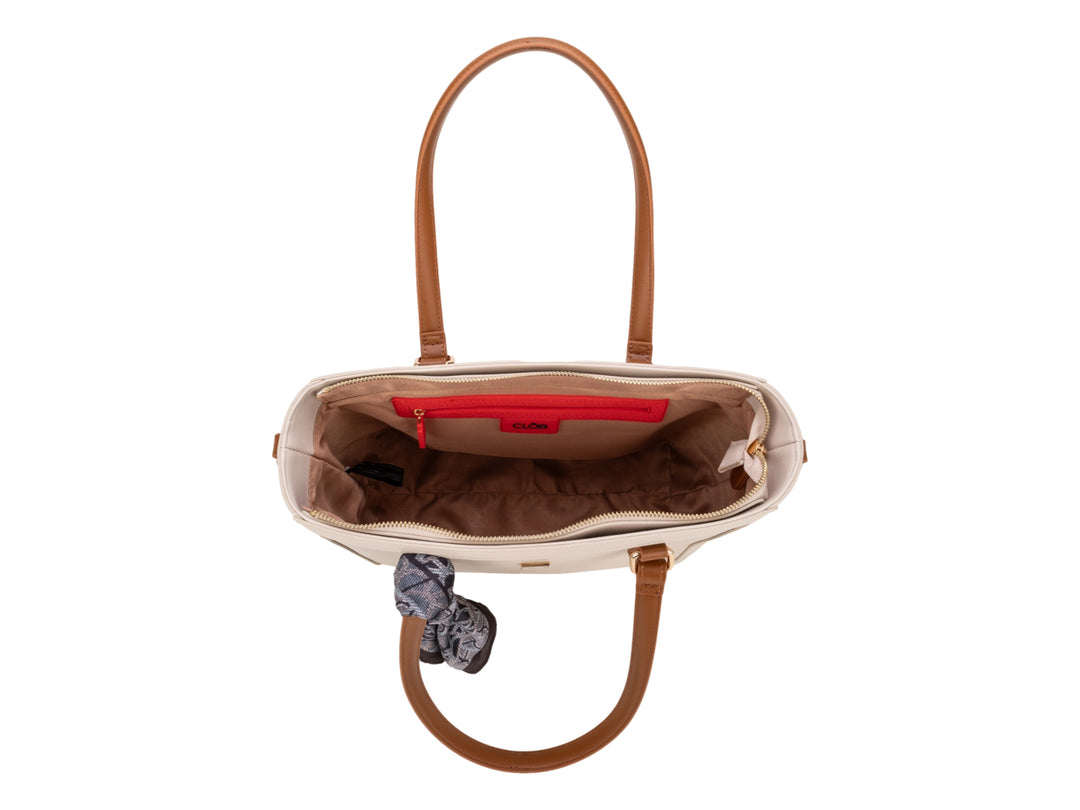Bolso de hombro Cloe color beige con asas marrones y un pañuelo decorativo anudado en el asa.