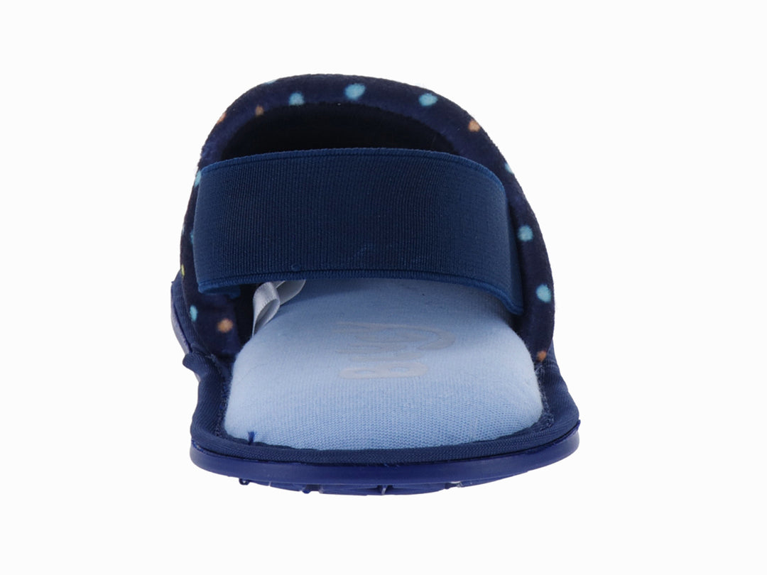 Pantufla azul de la marca ARRA con diseño de lunares coloridos y personaje en el empeine.
