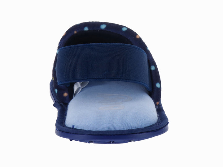 Pantufla azul de la marca ARRA con diseño de lunares coloridos y personaje en el empeine.