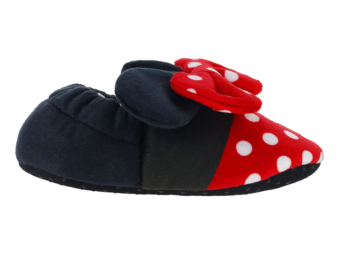 Pantuflas negras y rojas con lunares blancos y orejas decorativas en la parte superior.