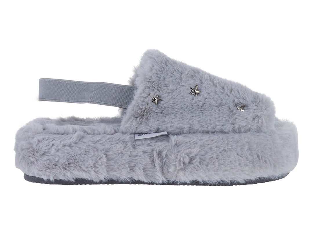 Pantufla gris de material peludo con detalles de estrellas plateadas y correa trasera.