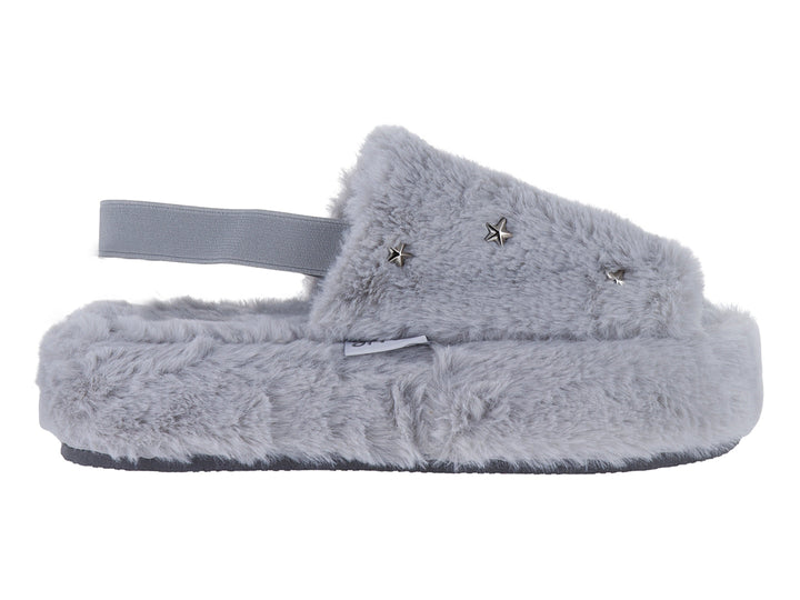 Pantufla gris de material peludo con detalles de estrellas plateadas y correa trasera.