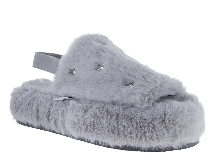 Pantufla gris de material peludo con detalles de estrellas plateadas y correa trasera.