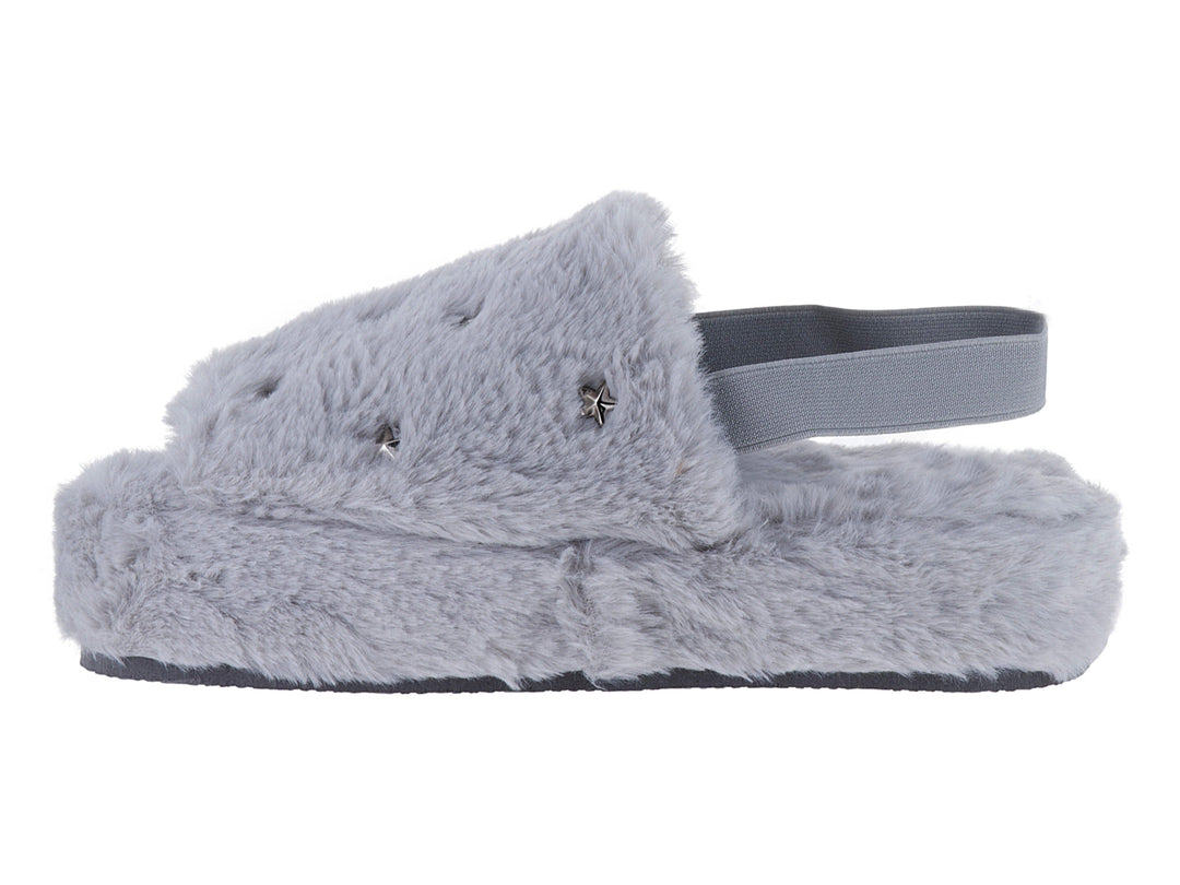 Pantufla gris de material peludo con detalles de estrellas plateadas y correa trasera.