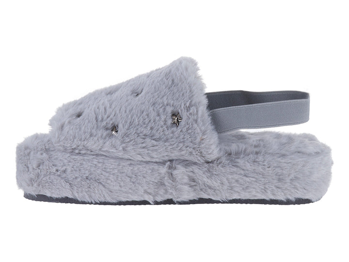 Pantufla gris de material peludo con detalles de estrellas plateadas y correa trasera.
