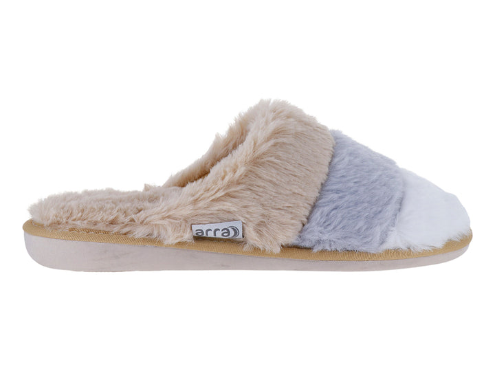 Pantufla ARRA multicolor en tonos beige, gris y blanco con acabado de peluche.
