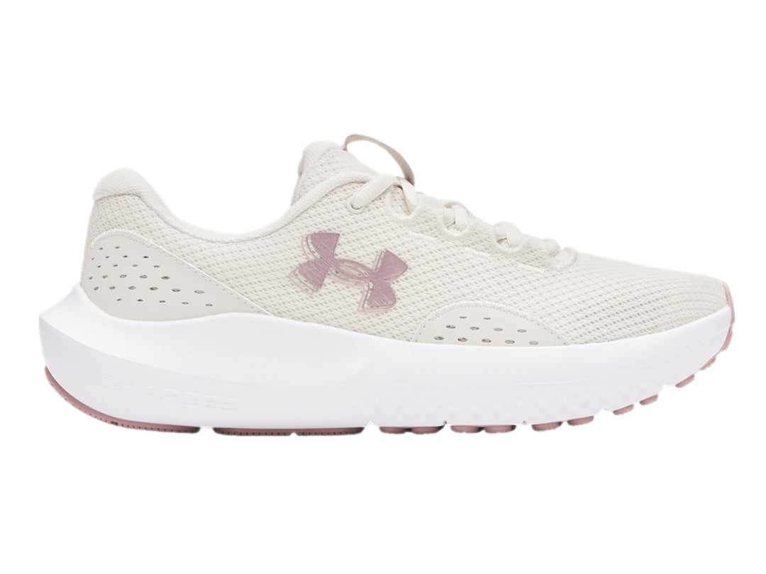 Tenis deportivos Under Armour blancos con detalles en rosa y malla transpirable.