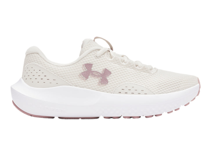 Tenis deportivos Under Armour blancos con detalles en rosa y malla transpirable.