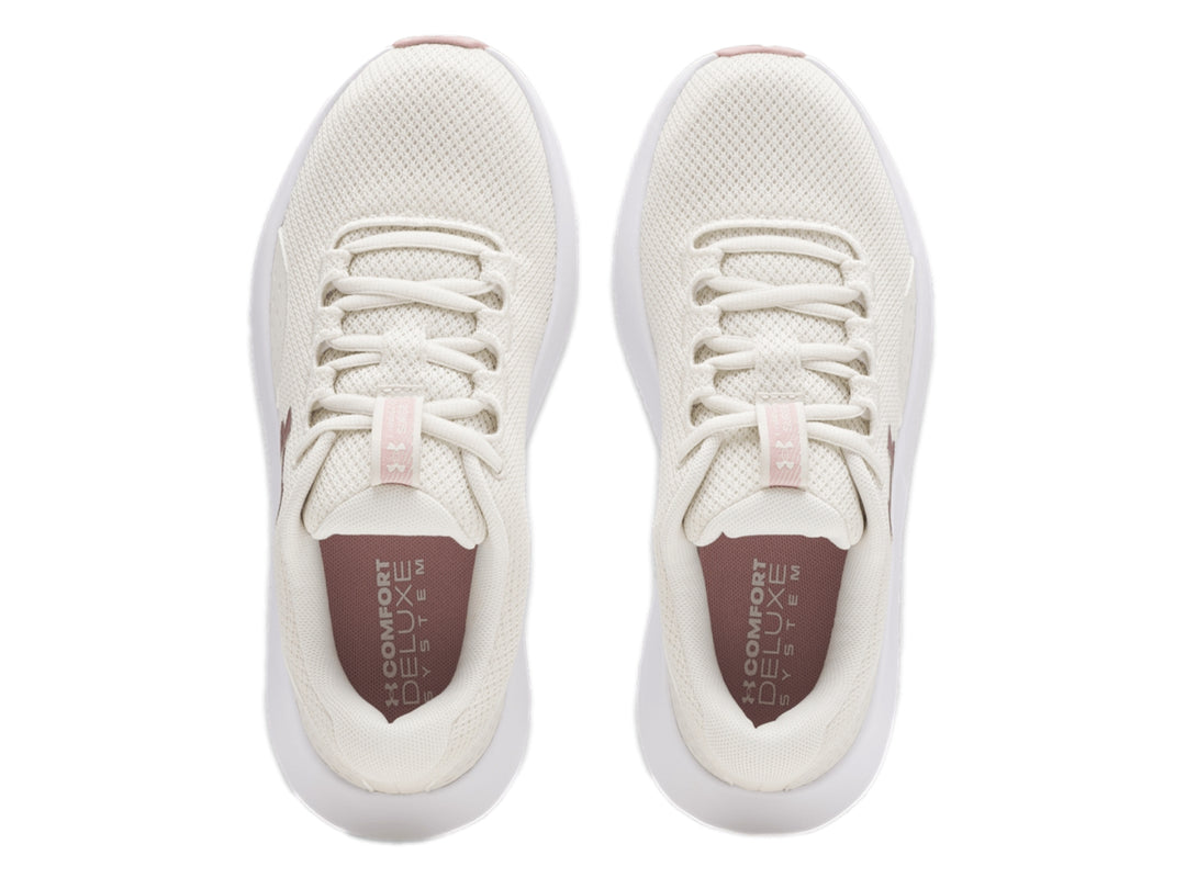Tenis deportivos Under Armour blancos con detalles en rosa y malla transpirable.