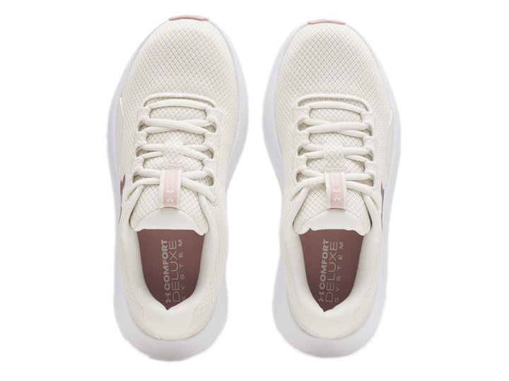 Tenis deportivos Under Armour blancos con detalles en rosa y malla transpirable.