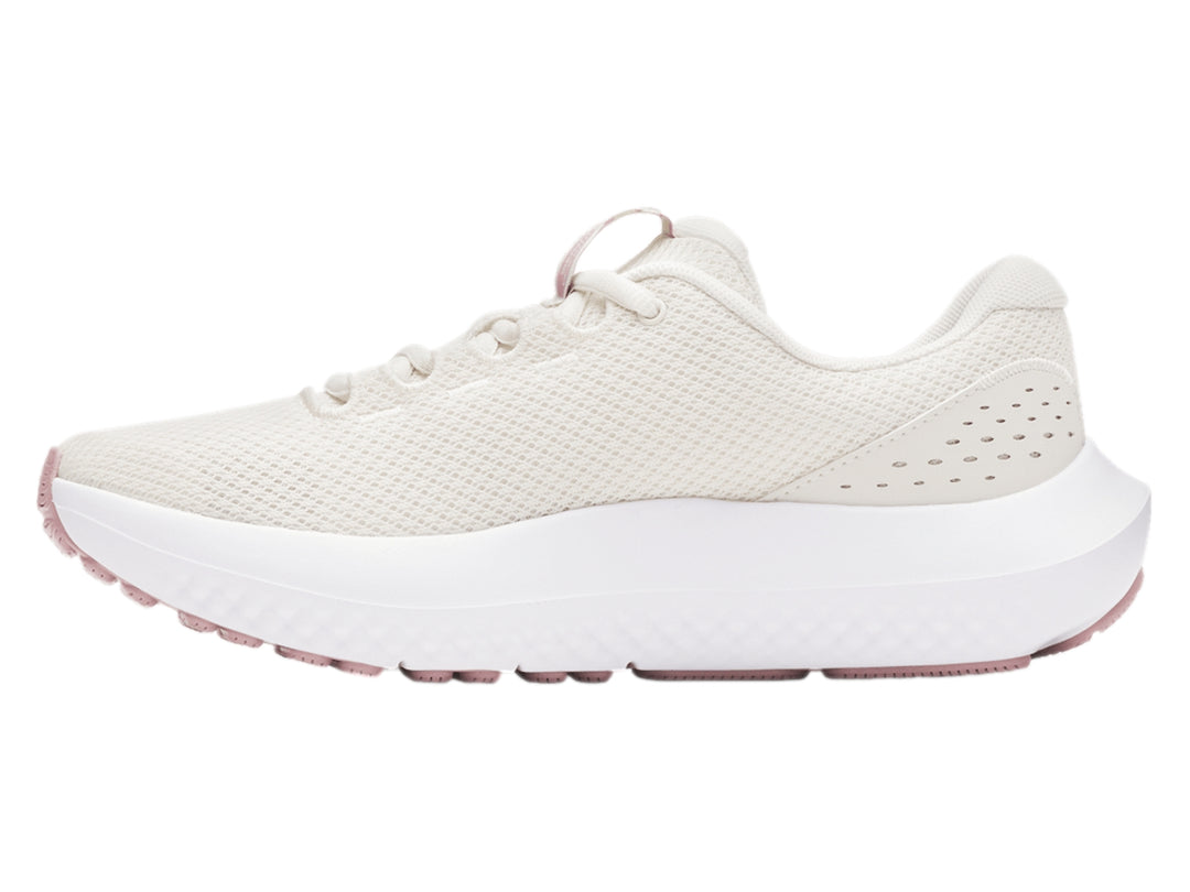Tenis deportivos Under Armour blancos con detalles en rosa y malla transpirable.