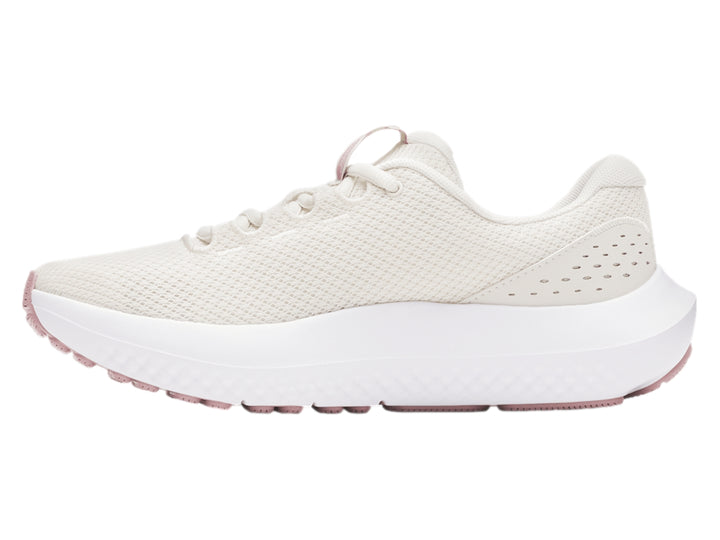 Tenis deportivos Under Armour blancos con detalles en rosa y malla transpirable.