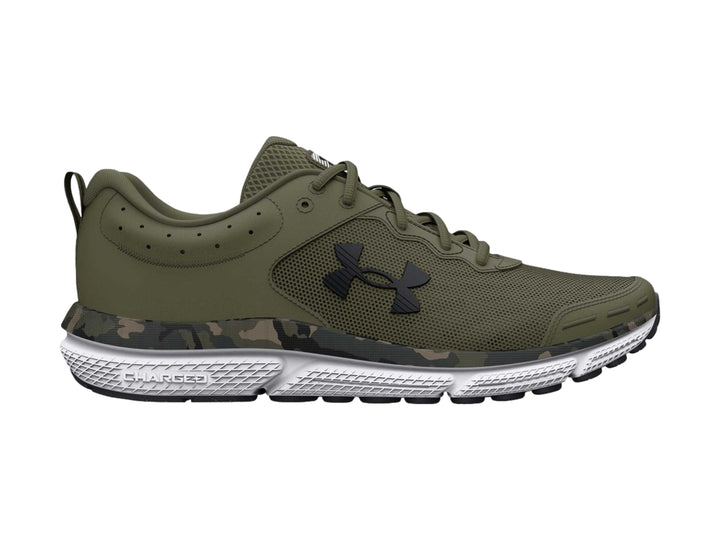 Tenis deportivos Under Armour color verde oliva con detalle de camuflaje y suela blanca.