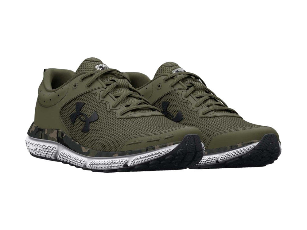 Tenis deportivos Under Armour color verde oliva con detalle de camuflaje y suela blanca.