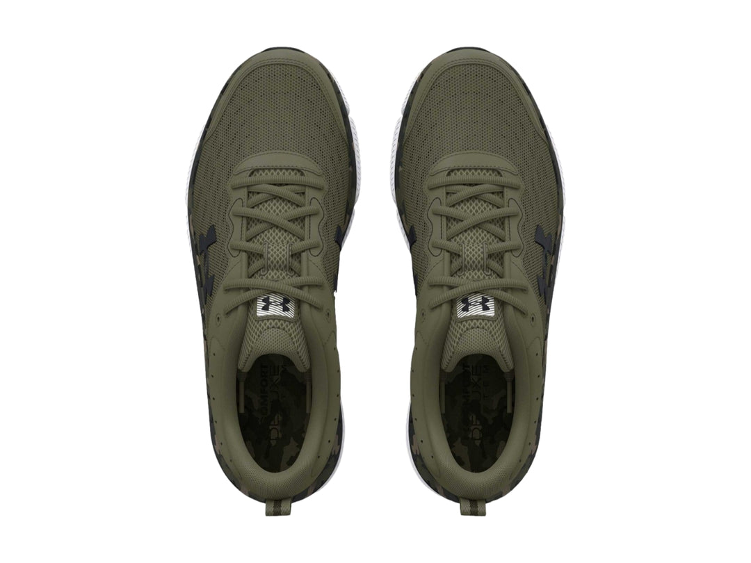 Tenis deportivos Under Armour color verde oliva con detalle de camuflaje y suela blanca.