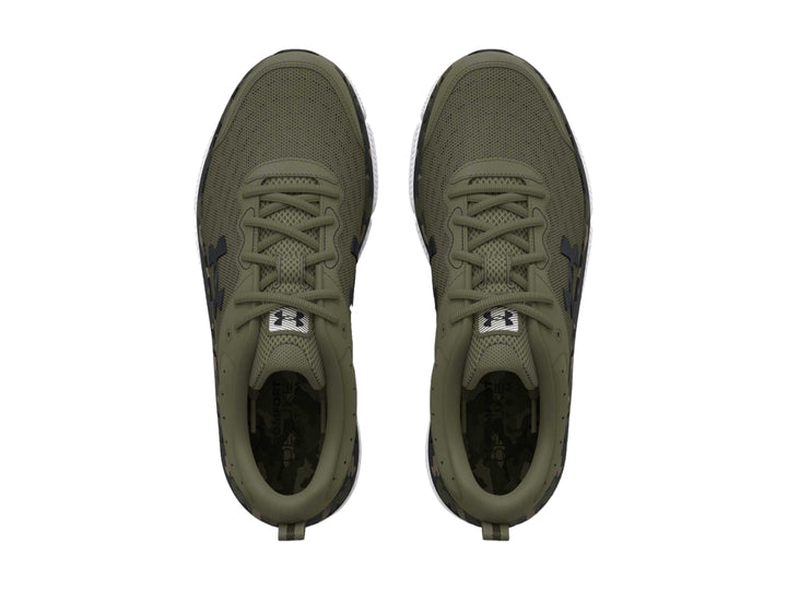 Tenis deportivos Under Armour color verde oliva con detalle de camuflaje y suela blanca.