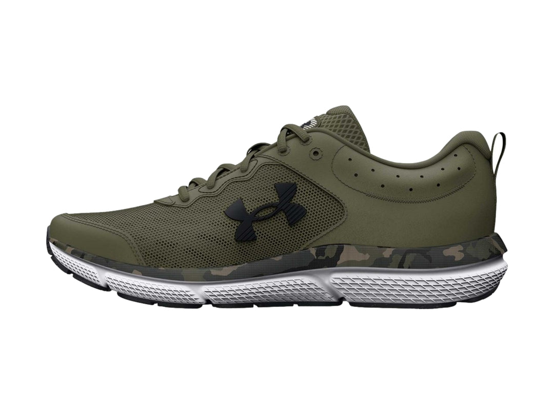 Tenis deportivos Under Armour color verde oliva con detalle de camuflaje y suela blanca.