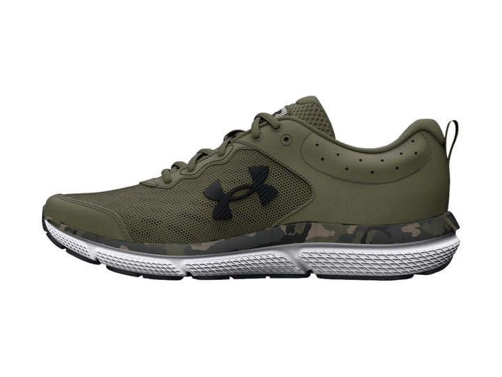 Tenis deportivos Under Armour color verde oliva con detalle de camuflaje y suela blanca.
