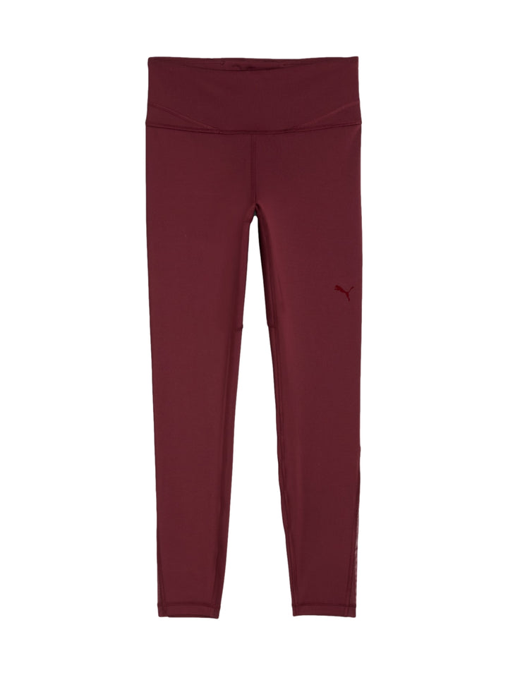 Mujer vistiendo leggings deportivos PUMA de color rojo vino, corte 7/8 y cintura alta.