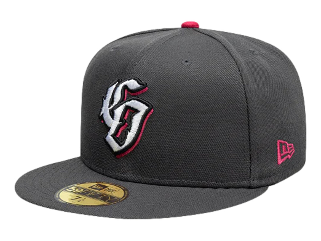 Gorra de béisbol New Era color gris con visera plana y logotipo bordado en el frente.