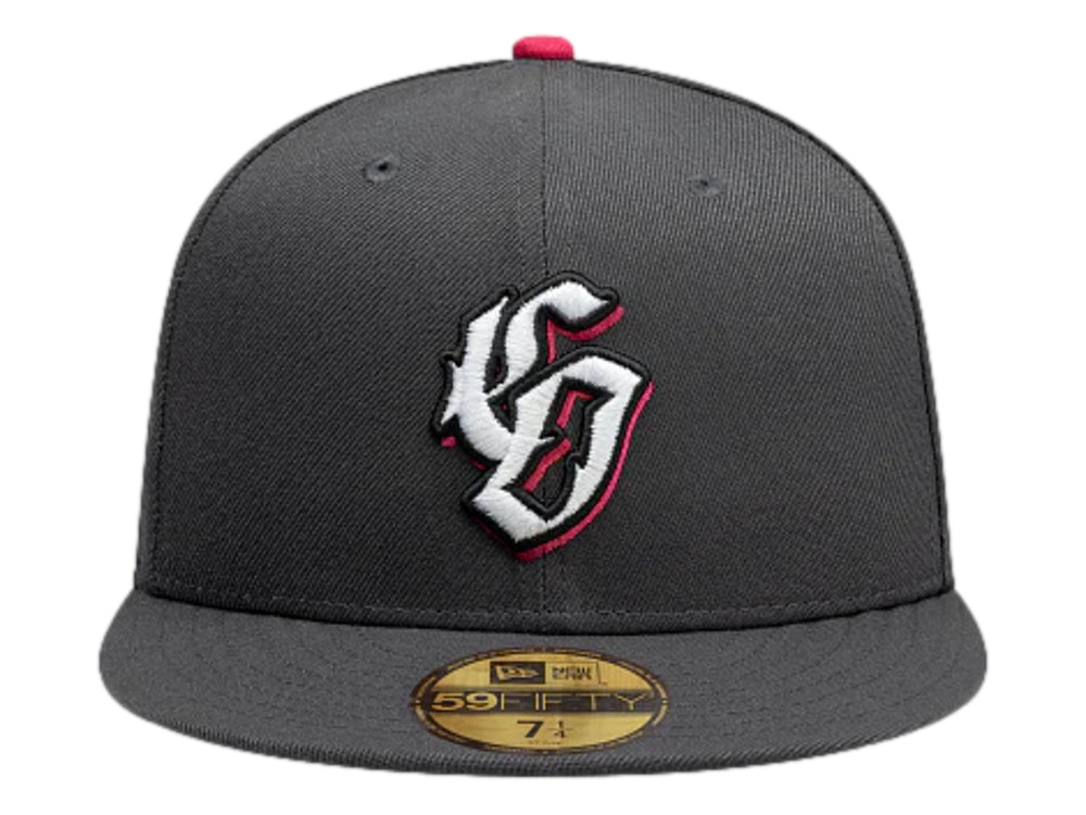 Gorra de béisbol New Era color gris con visera plana y logotipo bordado en el frente.