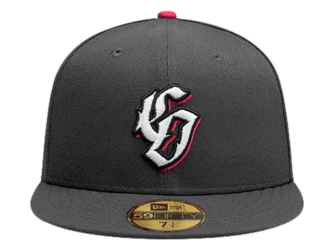 Gorra de béisbol New Era color gris con visera plana y logotipo bordado en el frente.