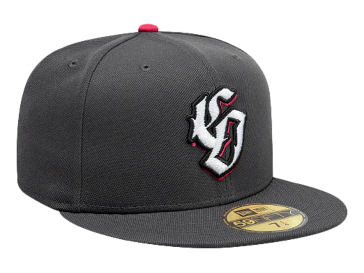Gorra de béisbol New Era color gris con visera plana y logotipo bordado en el frente.