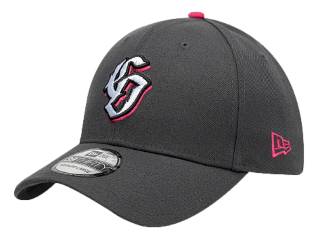 Gorra New Era gris oscuro con logotipo frontal y lateral en color rosa.