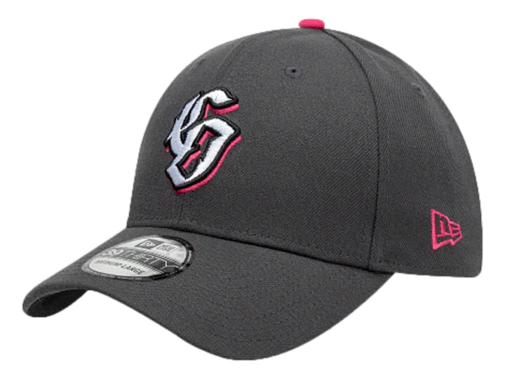 Gorra New Era gris oscuro con logotipo frontal y lateral en color rosa.