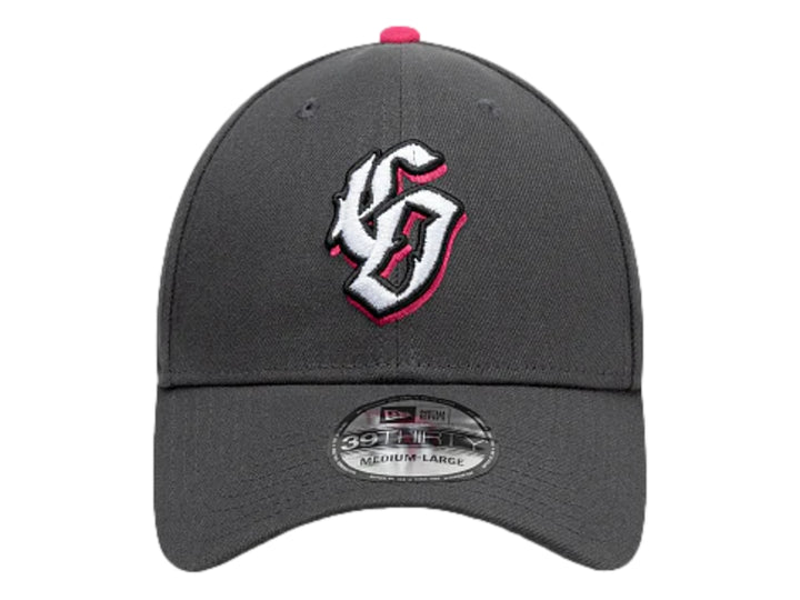 Gorra New Era gris oscuro con logotipo frontal y lateral en color rosa.