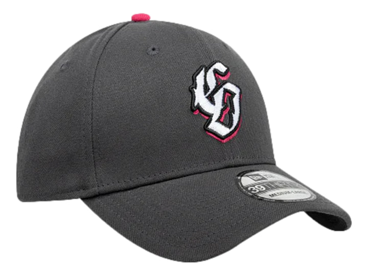 Gorra New Era gris oscuro con logotipo frontal y lateral en color rosa.