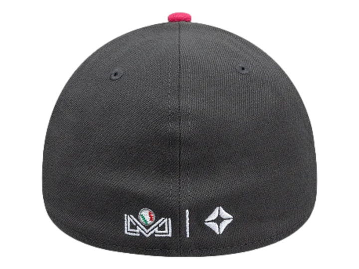 Gorra New Era gris oscuro con logotipo frontal y lateral en color rosa.