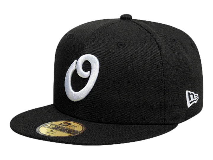 Gorra New Era color negro con logo blanco frontal y visera plana.