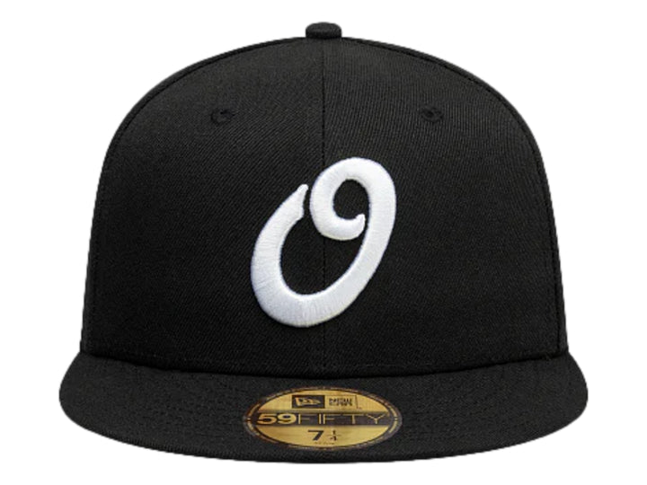 Gorra New Era color negro con logo blanco frontal y visera plana.