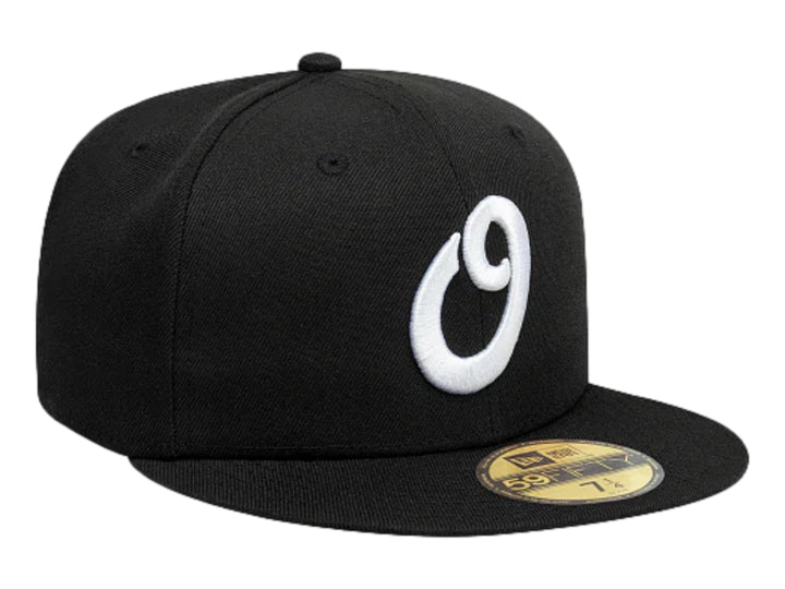 Gorra New Era color negro con logo blanco frontal y visera plana.