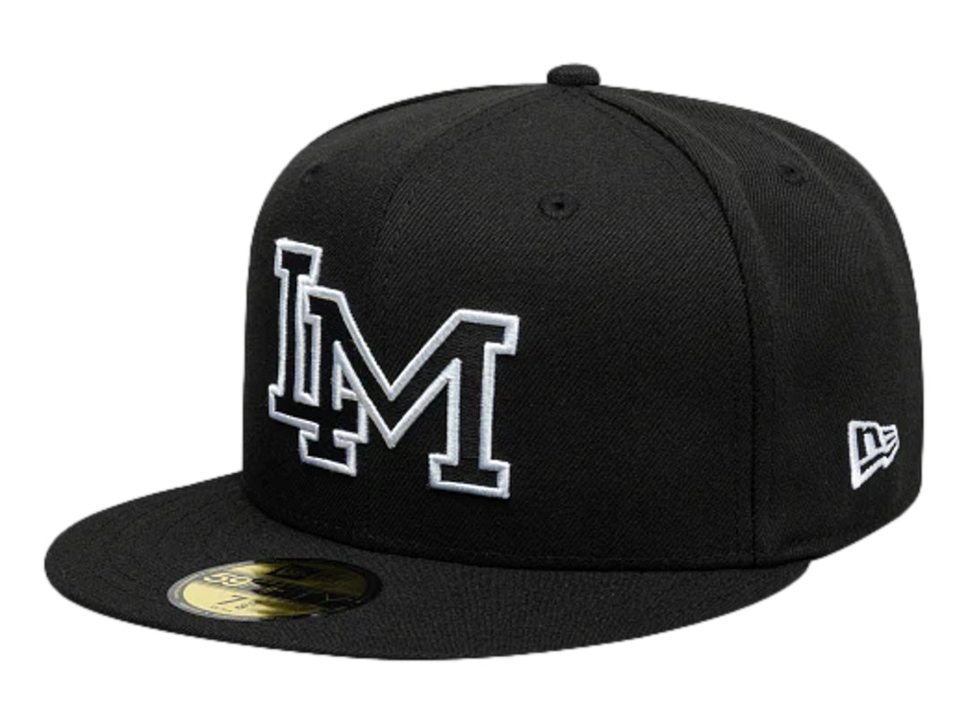 Gorra New Era color negro con visera plana y letras 'LM' bordadas en blanco en el frente.