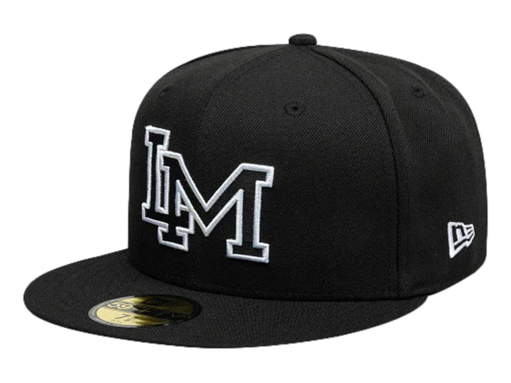 Gorra New Era color negro con visera plana y letras &