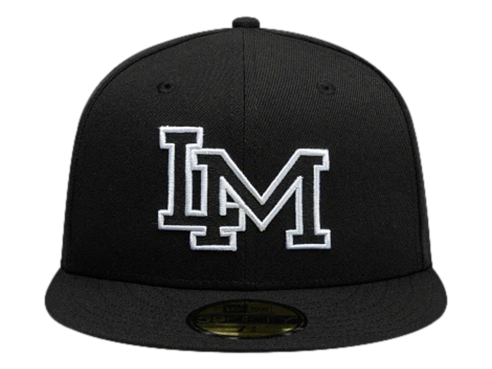 Gorra New Era color negro con visera plana y letras 'LM' bordadas en blanco en el frente.