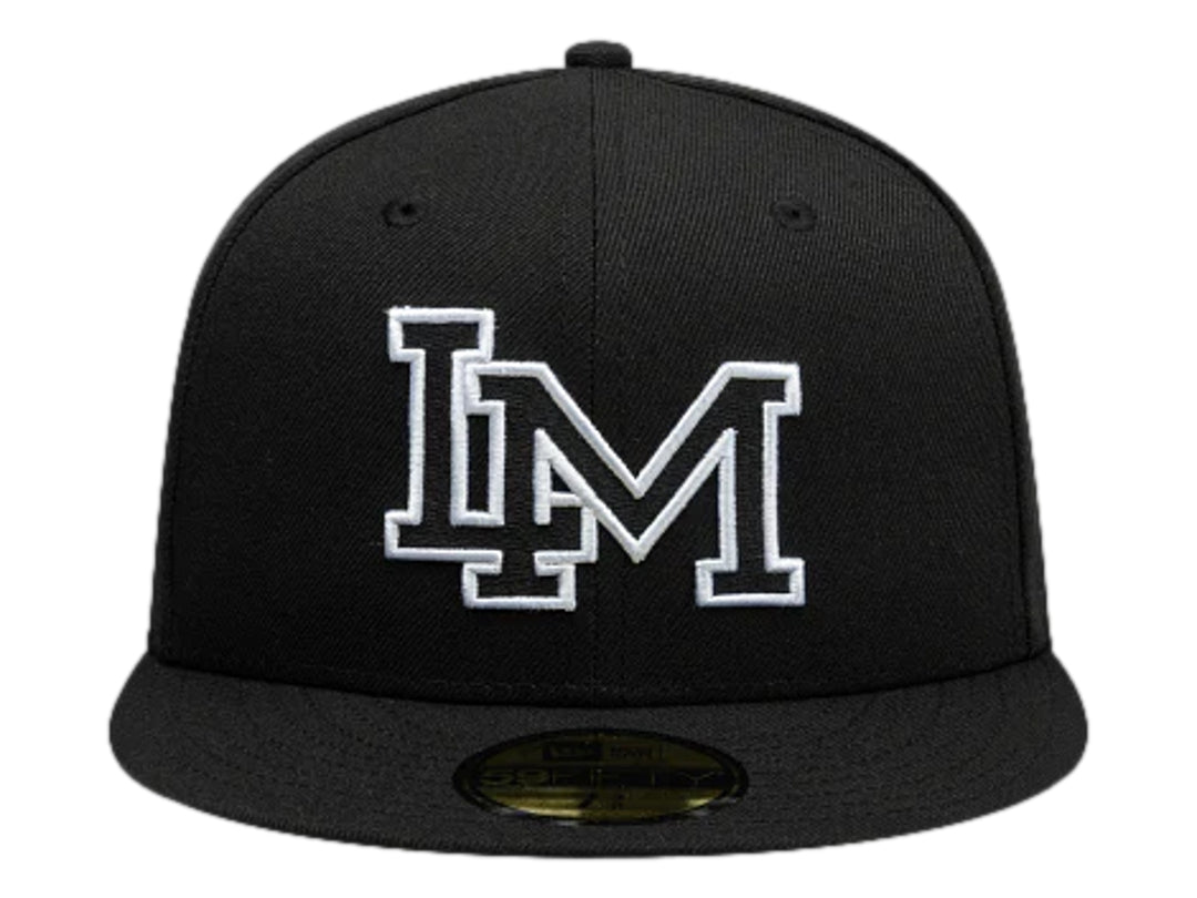 Gorra New Era color negro con visera plana y letras &